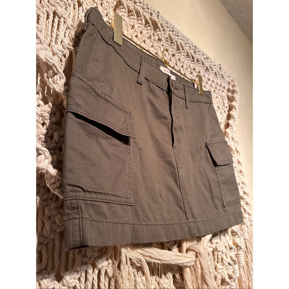Levi's '94 Cargo Mini Skirt Grape Leaf Olive Size 29 NWT A75200001 - Picture 2 of 8